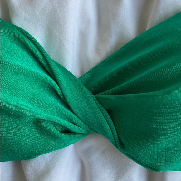 🌙3 FOR $20 
Emerald green twist bikini top- Lg - Picture 2 of 5